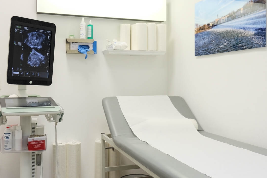 Liege mit Ultraschallgerät